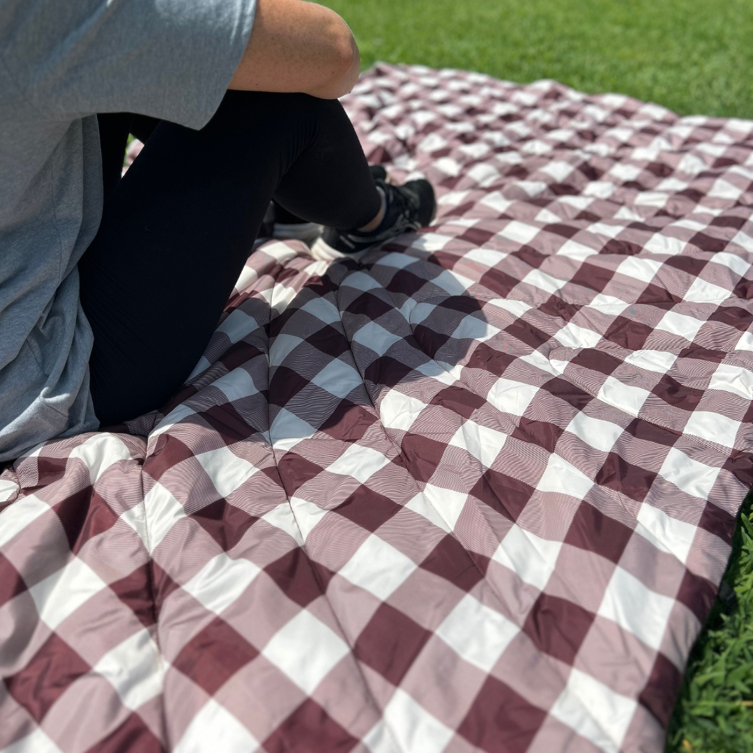Maroon blanket shop